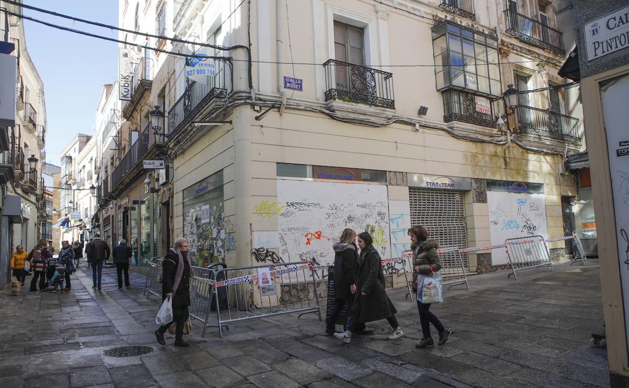 El inmueble situado entre Moret y Pintores ha sido vallado para garantizar la seguridad. 