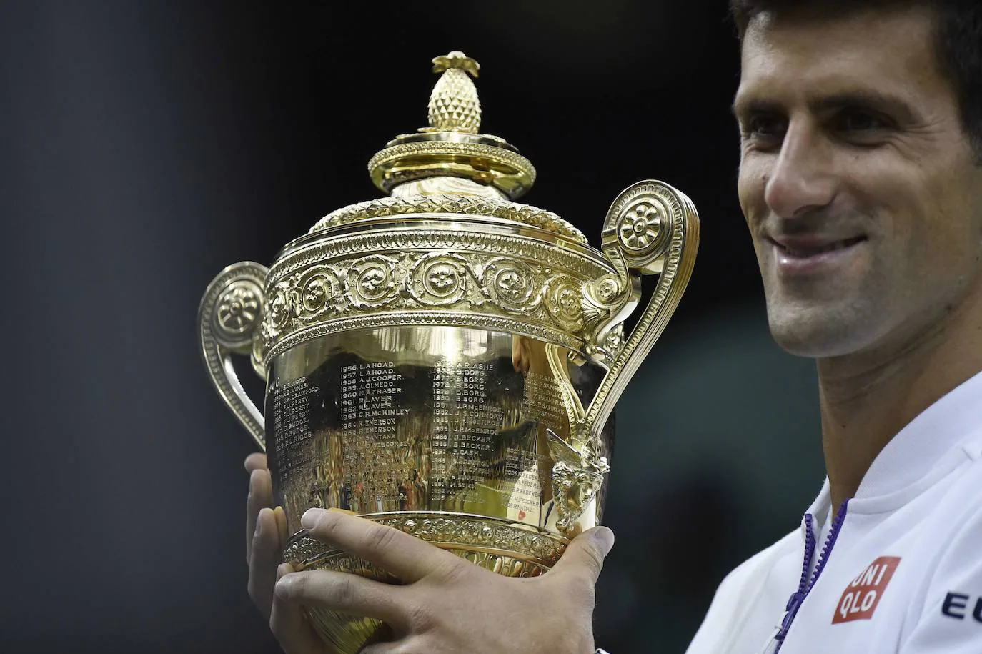 Con el trofeo de Wimbledon 2015 tras derrotar a Federer.