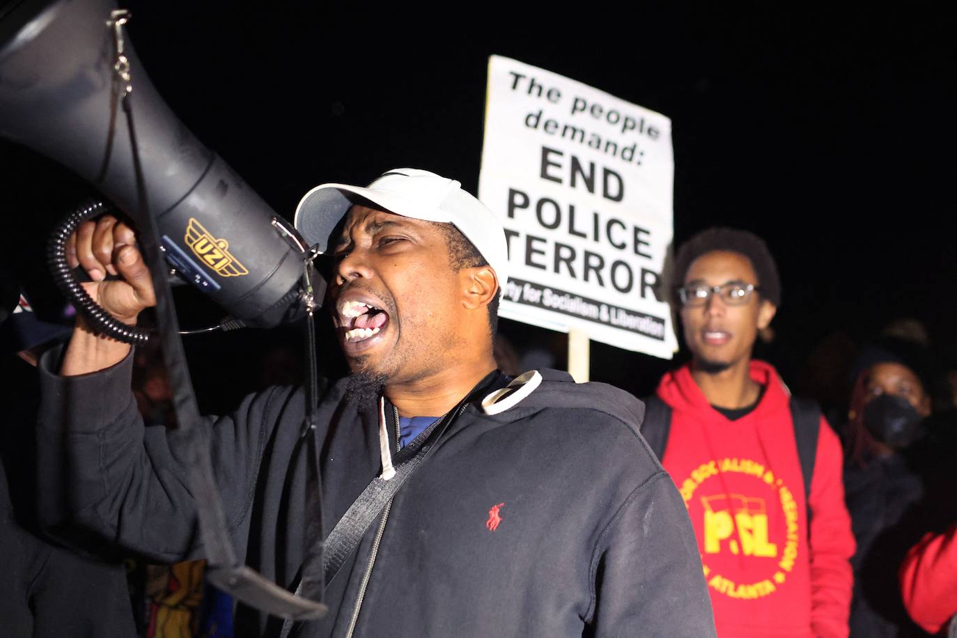 Un hombre pide justicia con un megáfono durante una de las muchas protestas que se han organizado en Estados Unidos. 