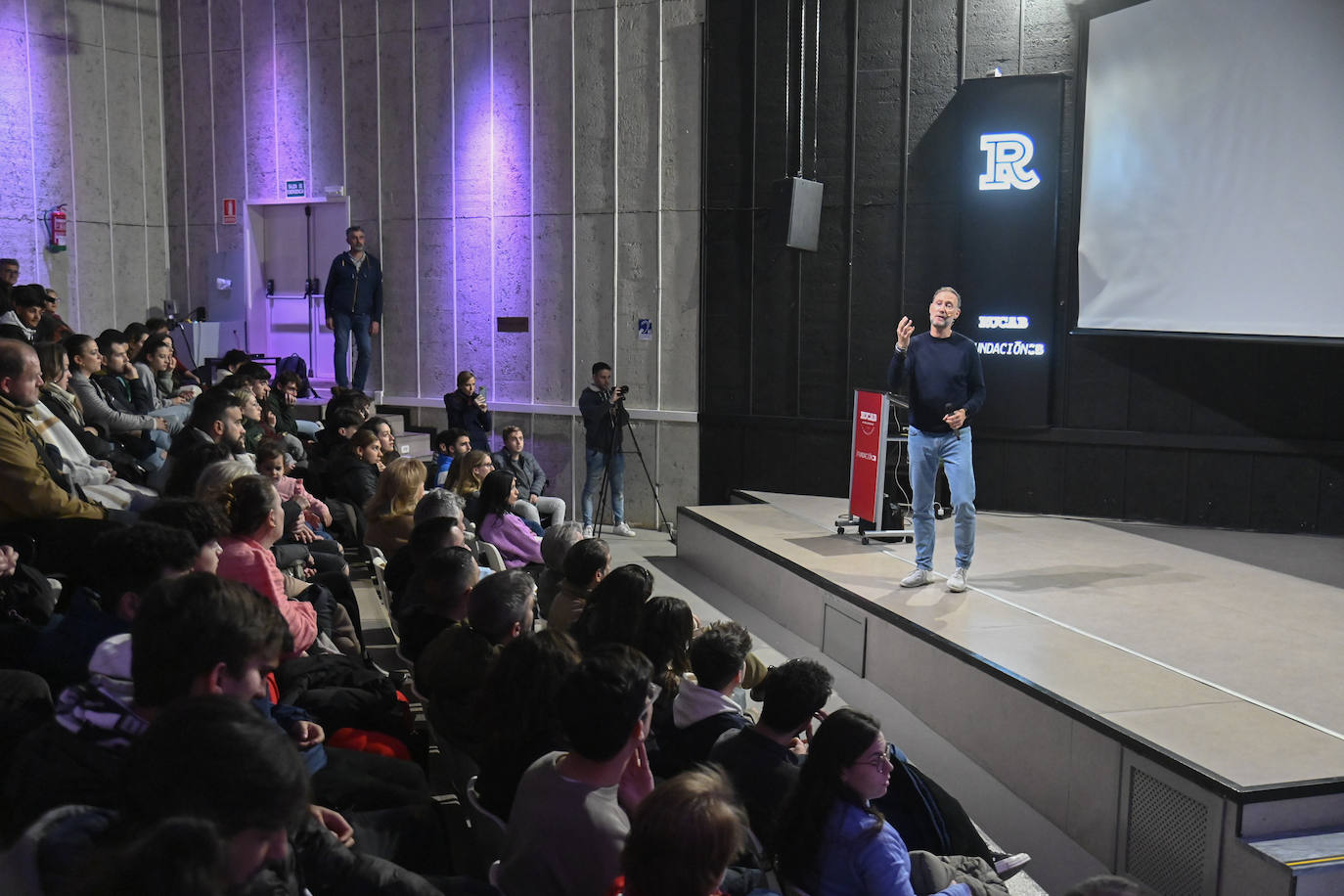 Pedro Aguado en la charla en la Rucab. 
