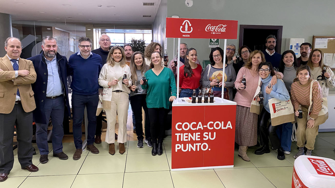 Visita de Coca Cola a la redacción de HOY por el patrón de los periodistas. 
