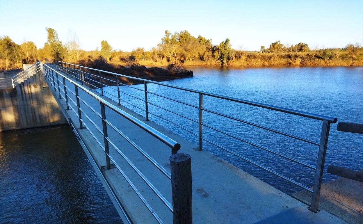 La pasarela con la nueva barandilla instalada. 