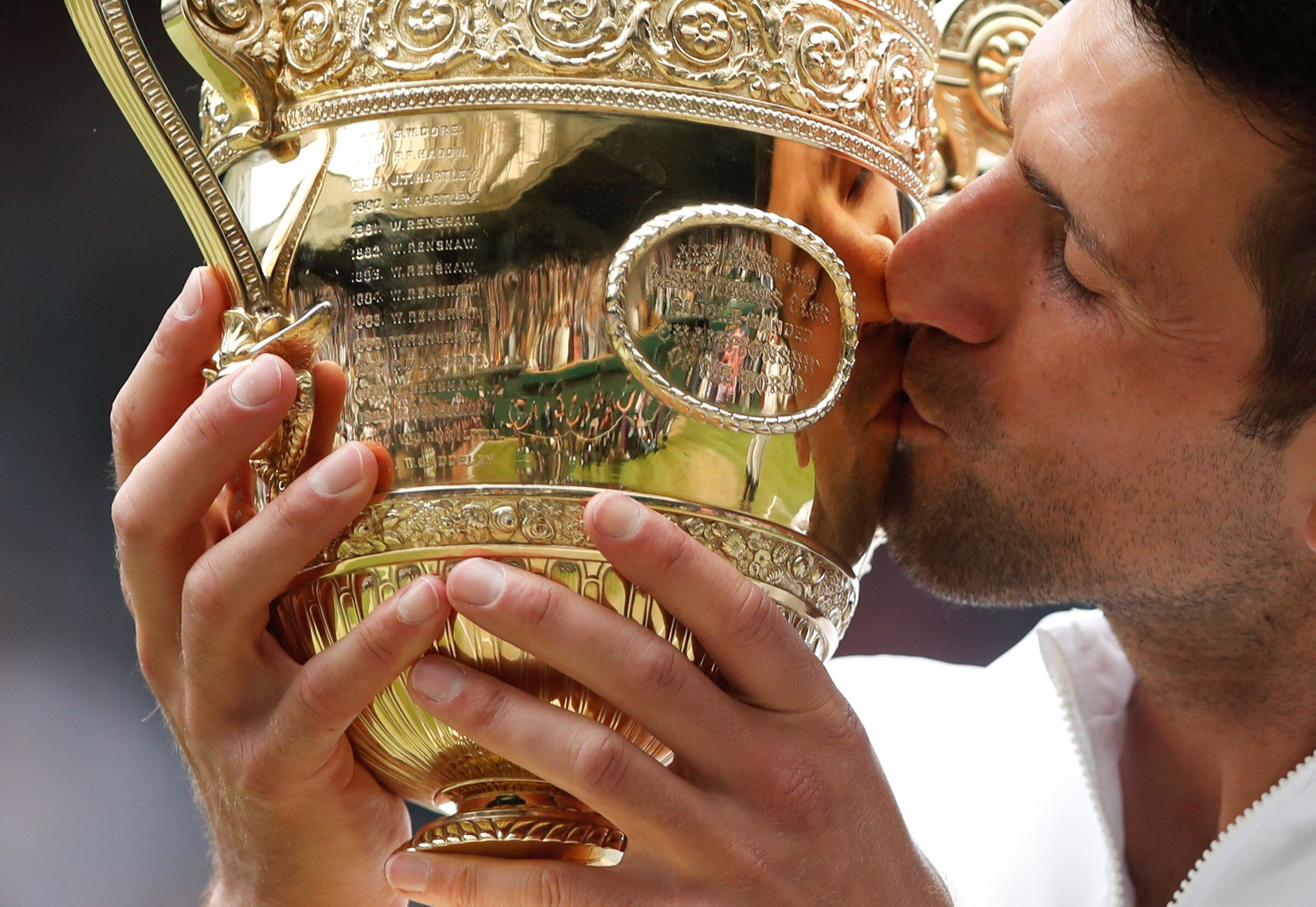 Con el trofeo de Wimbledon 2021 tras imponerse en la final a Matteo Berrettini.