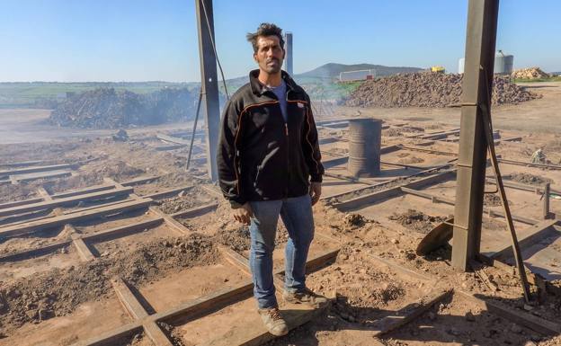 Eduardo Rodríguez en su carbonera familiar entre Alconchel e Higuera de Vargas. 