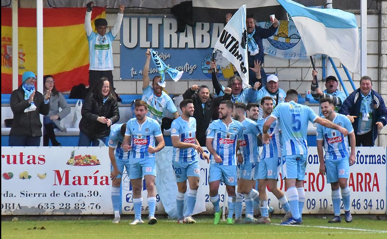 Los jugadores del Coria celebran el gol junto a su afición. 