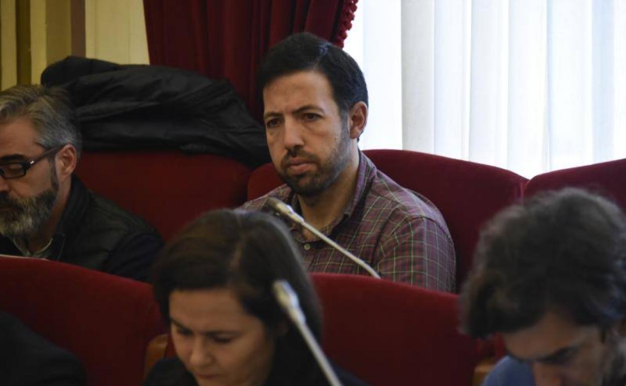 El concejal Francisco Javier Pizarro en el pleno de este lunes, el último para él tras su renuncia. 