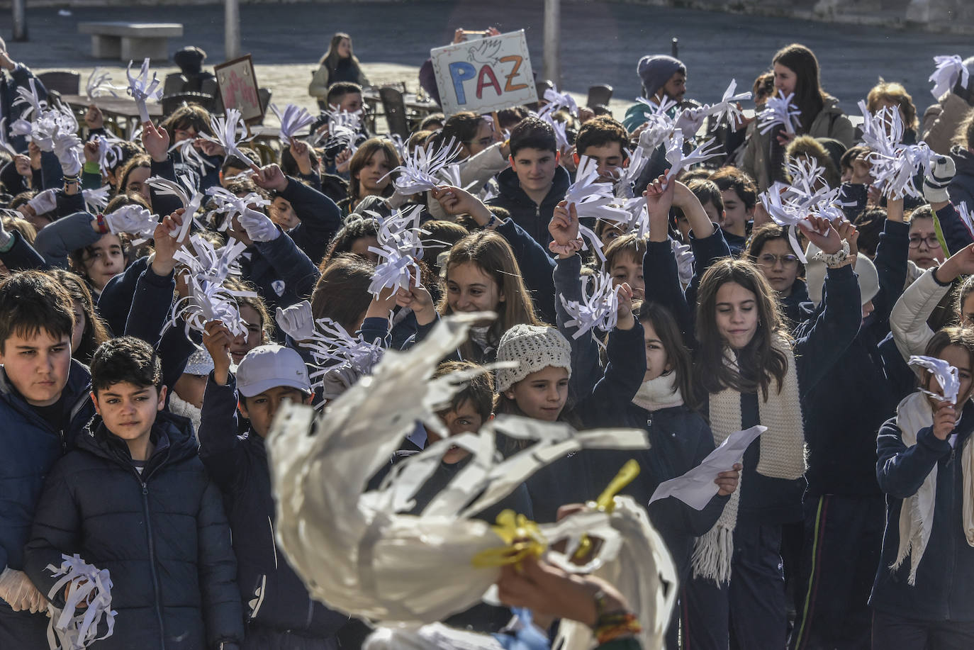 Fotos: Cientos de niños se reúnen en la Plaza Alta por la paz