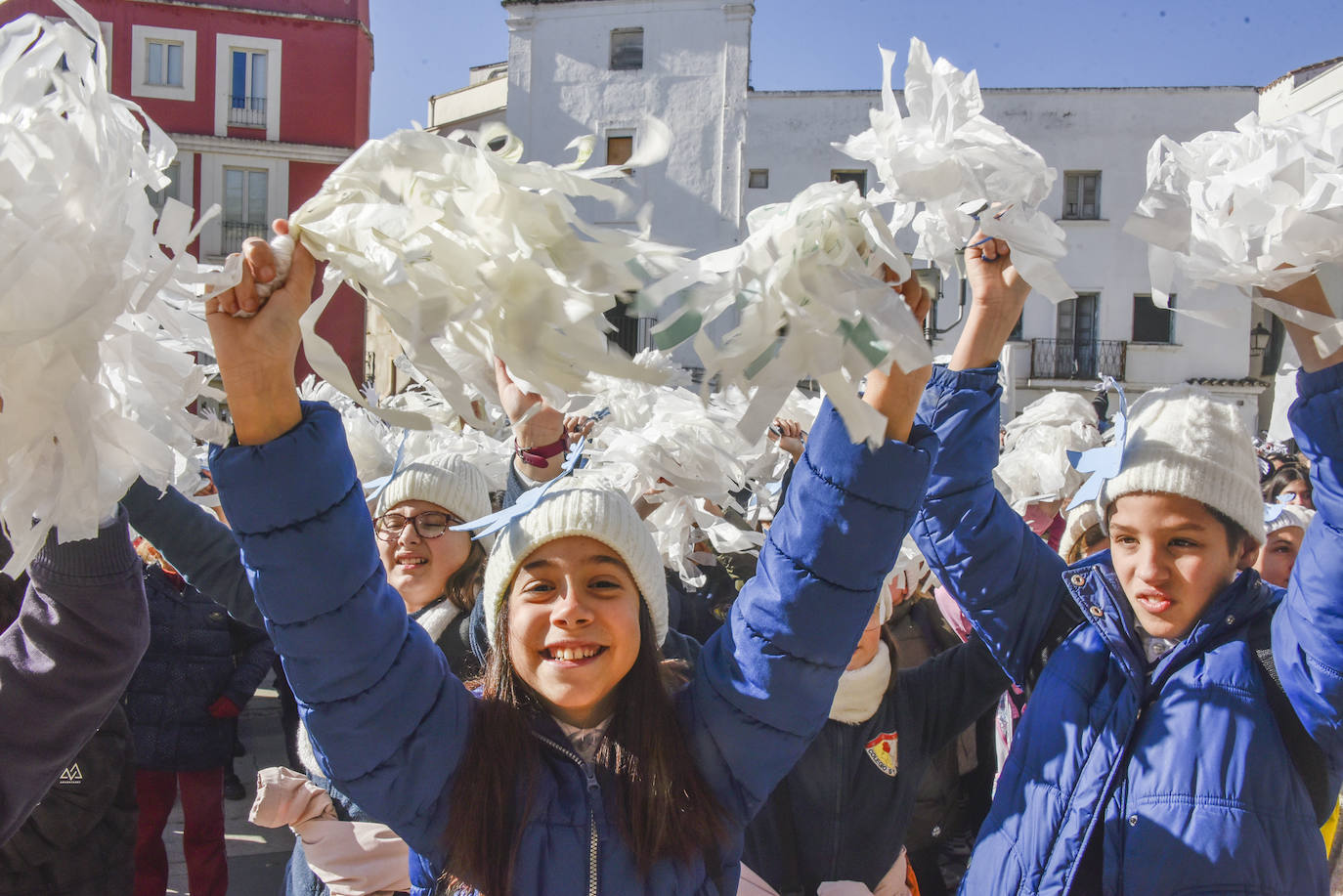 Fotos: Cientos de niños se reúnen en la Plaza Alta por la paz