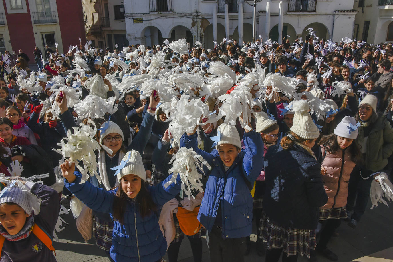 Fotos: Cientos de niños se reúnen en la Plaza Alta por la paz