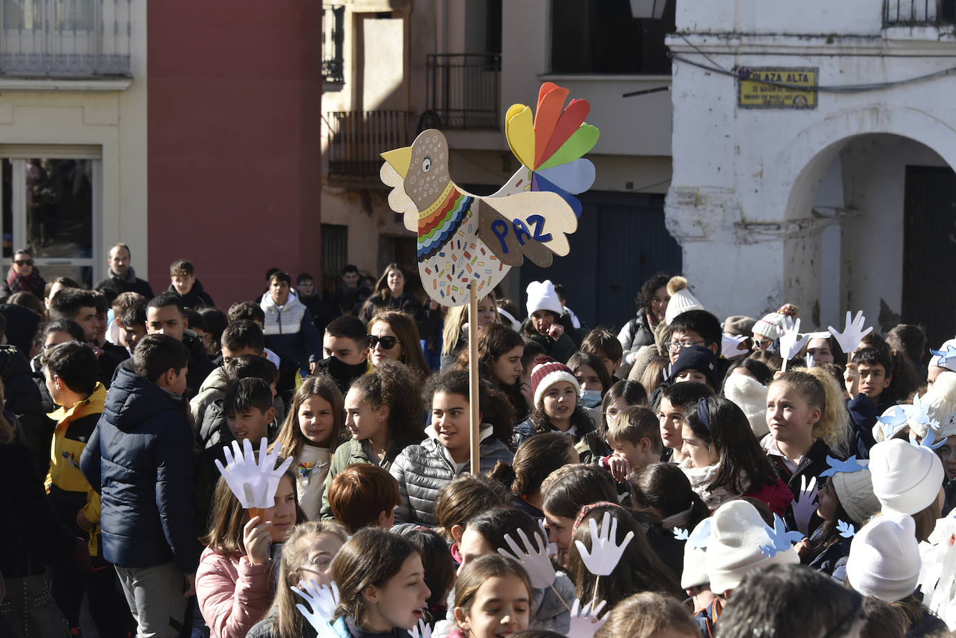 Fotos: Cientos de niños se reúnen en la Plaza Alta por la paz