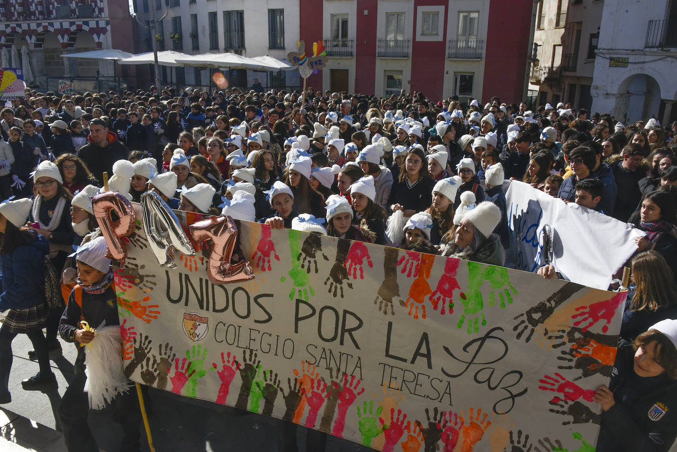 Fotos: Cientos de niños se reúnen en la Plaza Alta por la paz