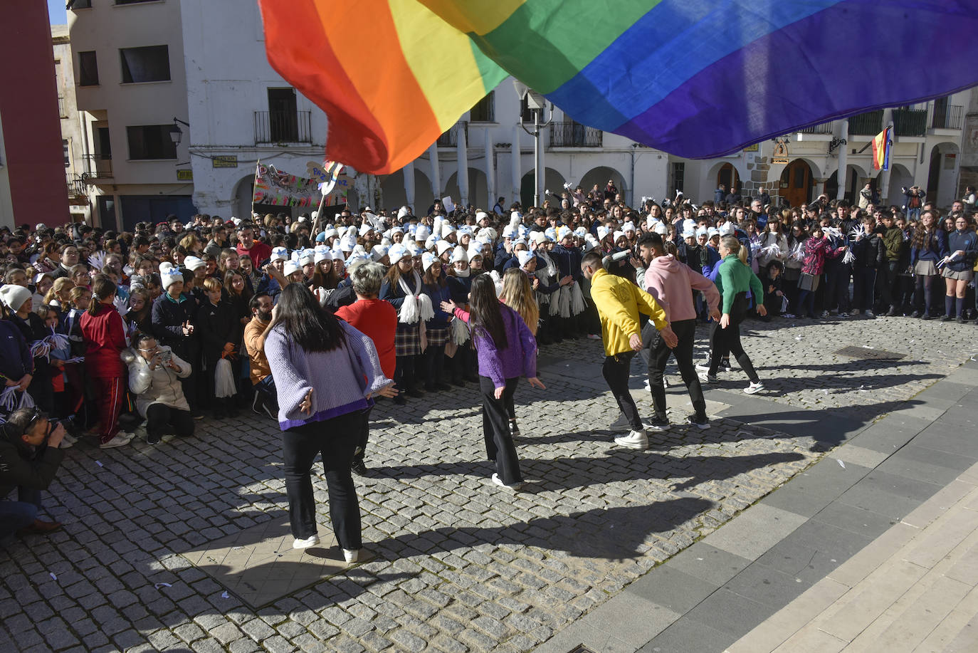 Fotos: Cientos de niños se reúnen en la Plaza Alta por la paz