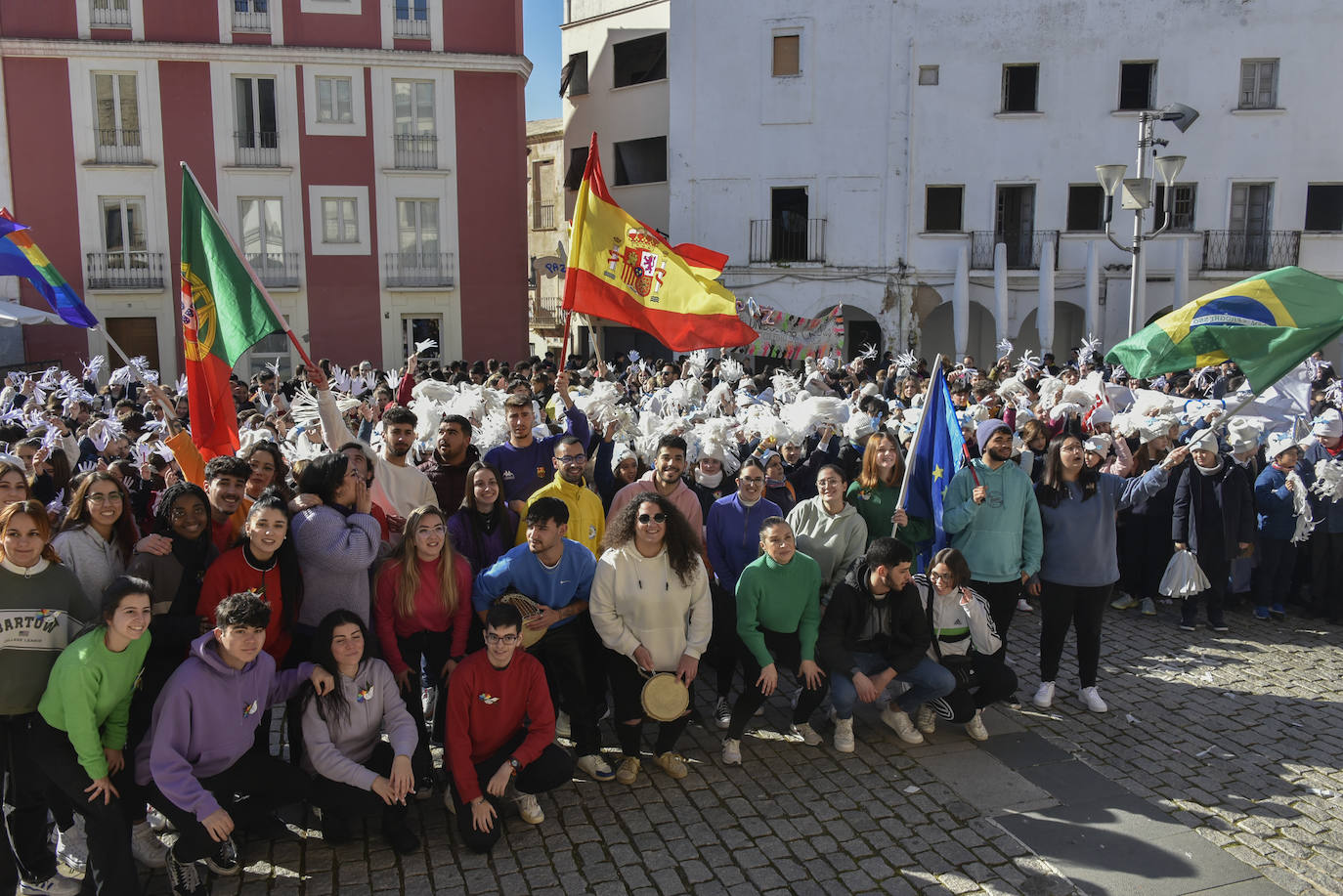 Fotos: Cientos de niños se reúnen en la Plaza Alta por la paz