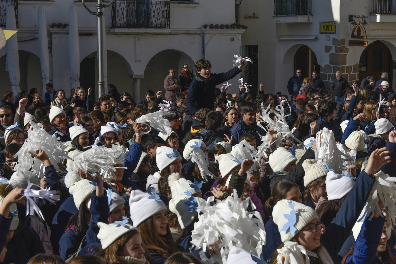 Fotos: Cientos de niños se reúnen en la Plaza Alta por la paz