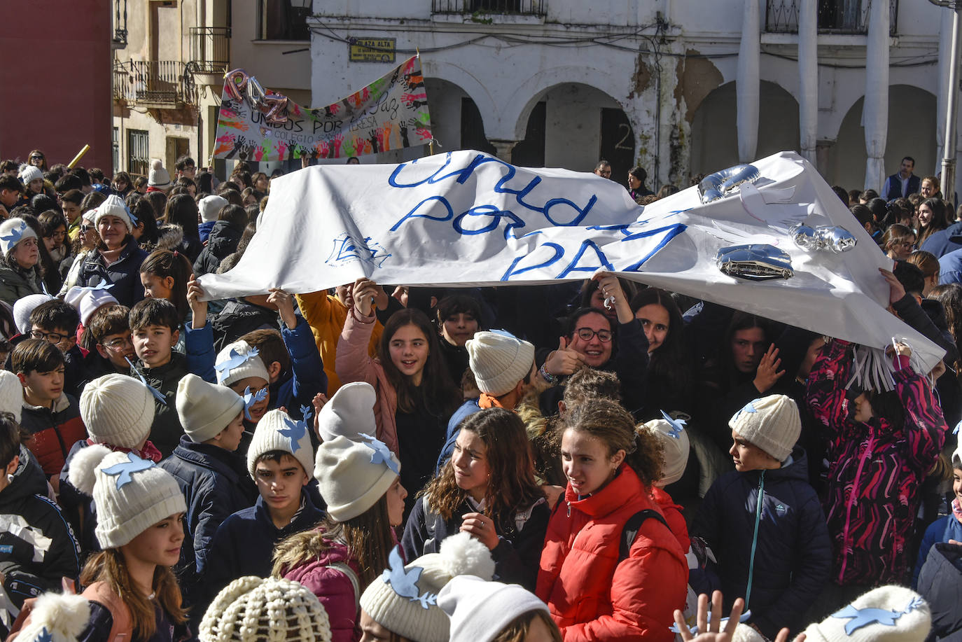 Fotos: Cientos de niños se reúnen en la Plaza Alta por la paz