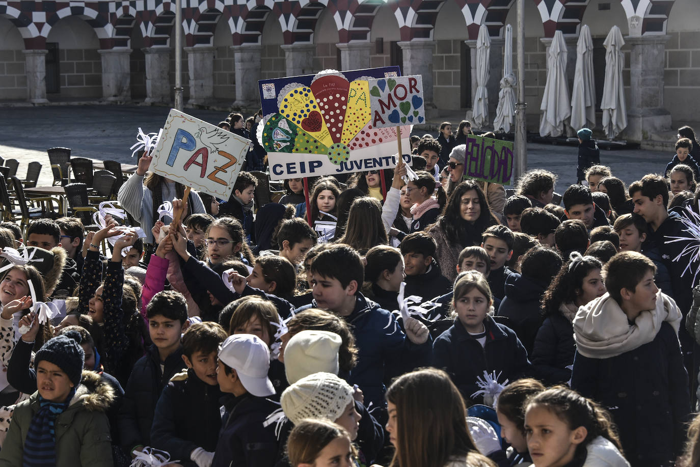 Fotos: Cientos de niños se reúnen en la Plaza Alta por la paz
