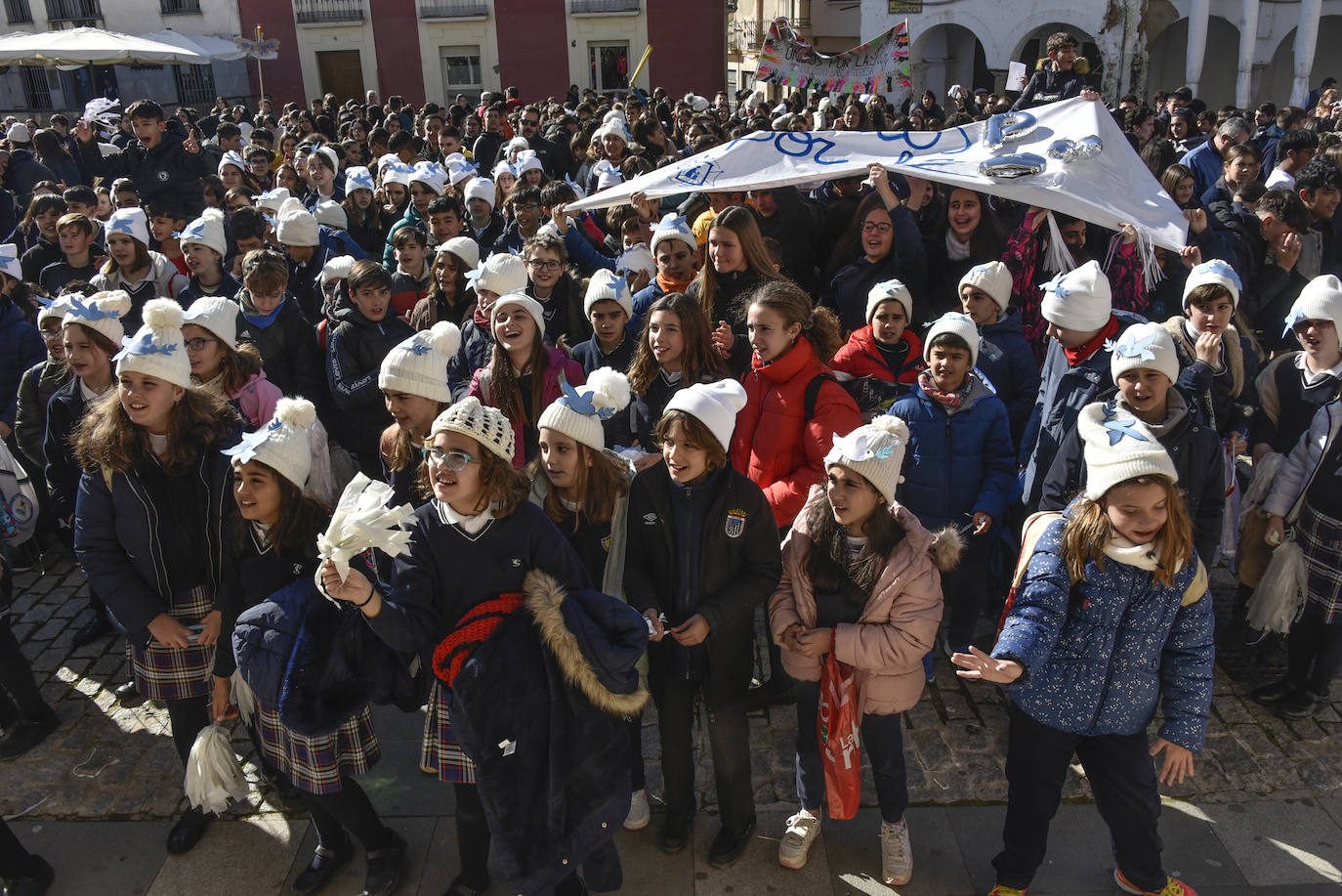 Fotos: Cientos de niños se reúnen en la Plaza Alta por la paz
