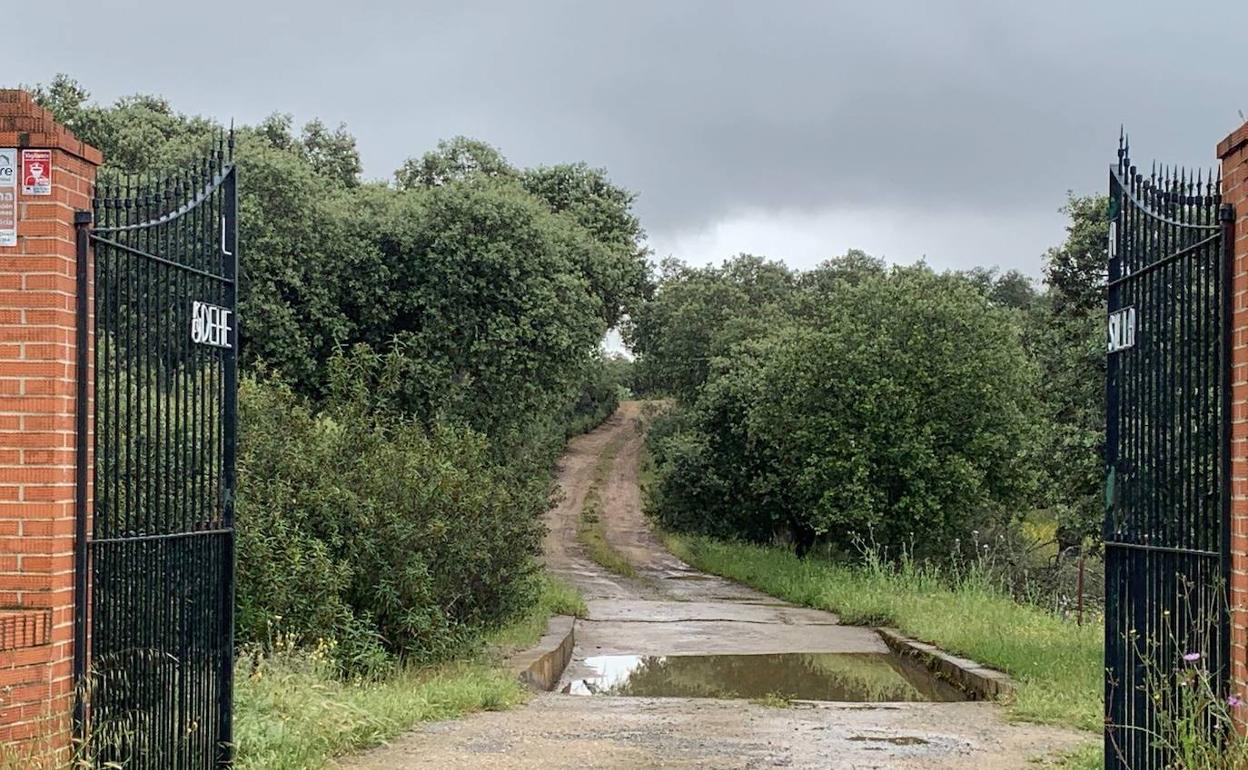 Cancela de acceso a la finca en la que se cometió el crimen.