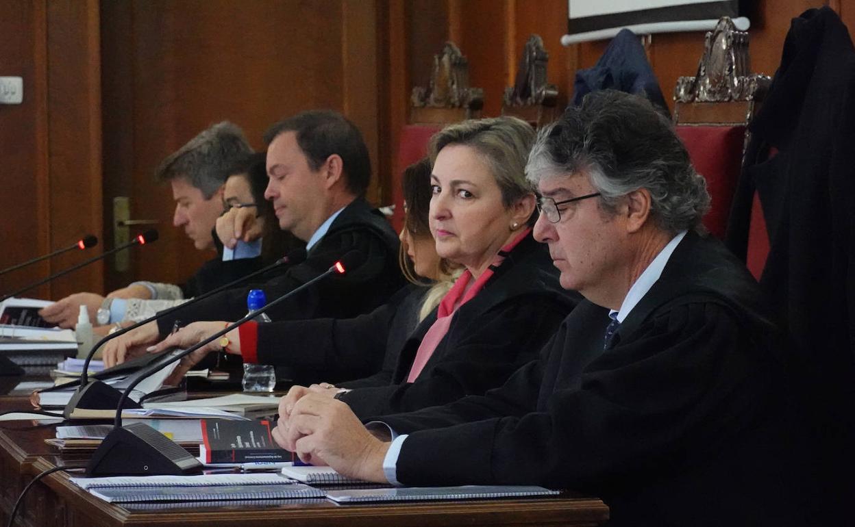 Las acusaciones y las defensas se están empleando a fondo en el juicio que se inició el lunes.