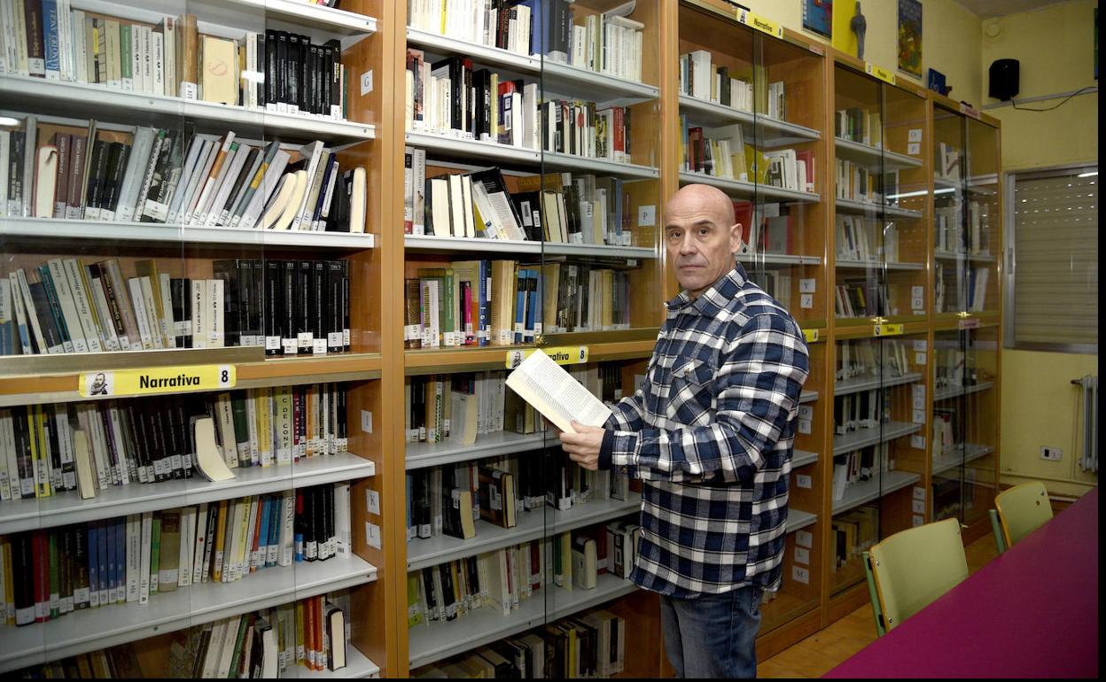 El profesor Javier Negrete, esta mañana en la biblioteca del Instituto Gabriel y Galán. 