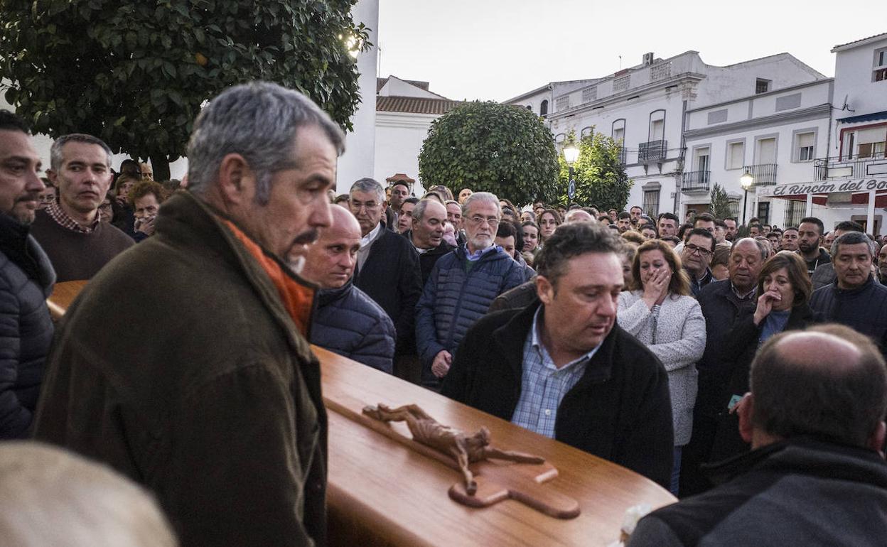 Alrededor de 2.000 personas han participado en el funeral de la fallecida en el incendio.