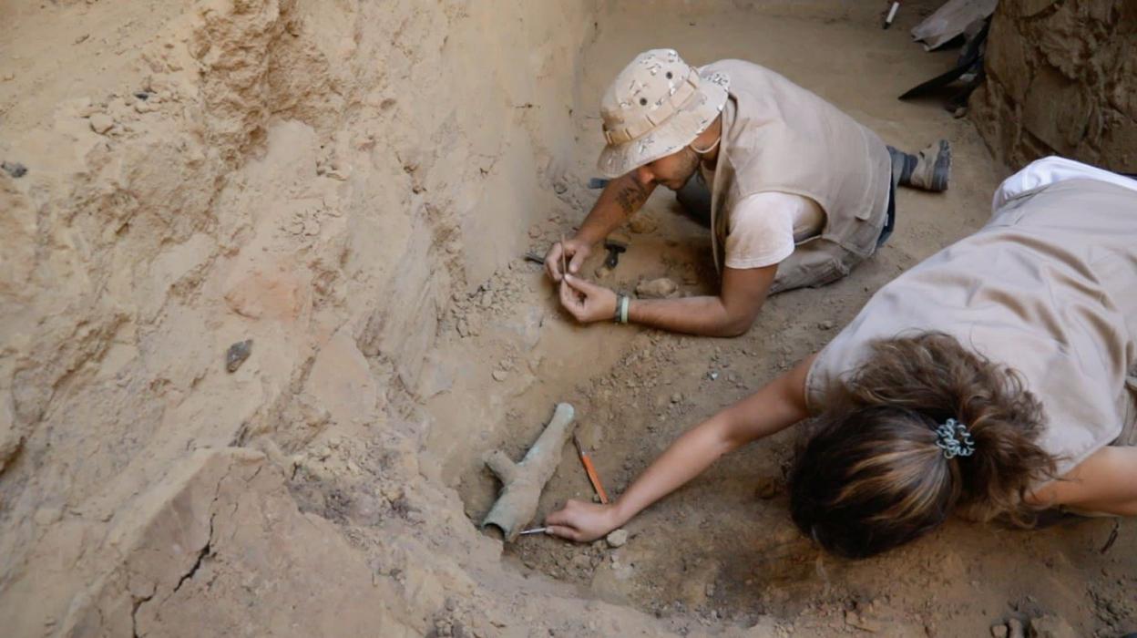 Investigadores en uno de los campos de trabajo del Turuñuelo. 