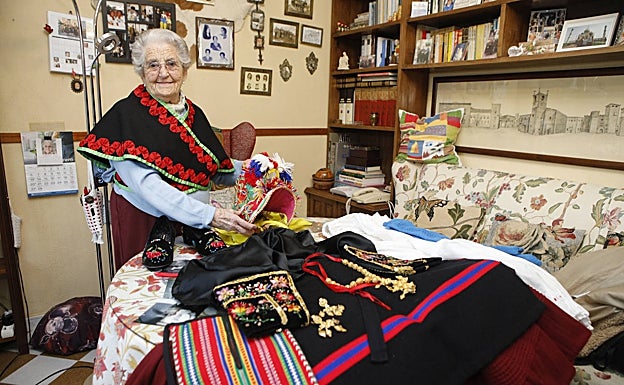 Concesa Corchero, vecina de San Blas, se viste de montehermoseña en la romería. 