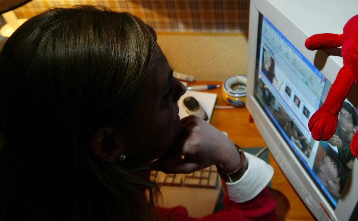 Una mujer consultando una página web para hacer amistad con otras personas. 