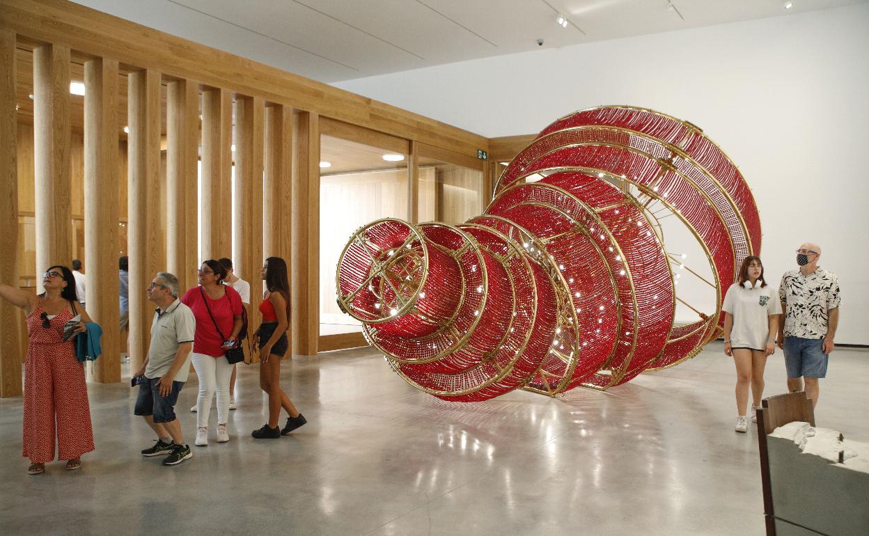 Visitantes el pasado verano en la sala del Museo Helga de Alvear donde se encuentra la obra 'Descending light', del artista chino Ai Weiwei. 