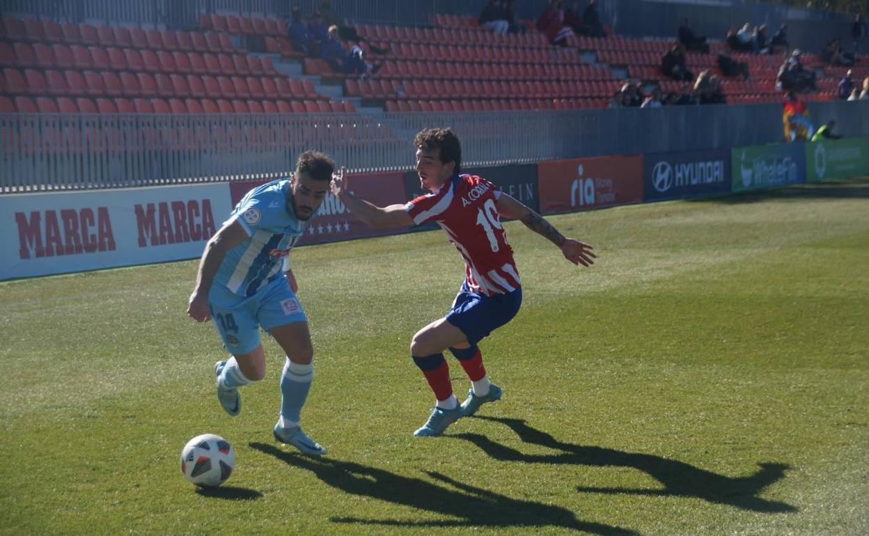 Alberto Bernardo trata de marcharse del colchonero Adrián Corral.