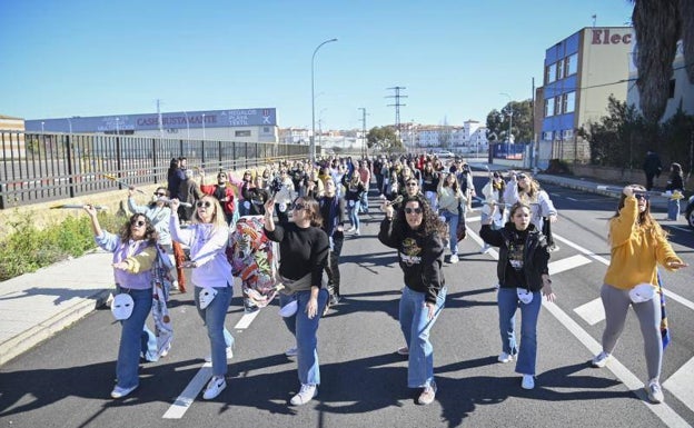 La comparsa Cambalada ensaya en el polígono industrial El Nevero este domingo. 