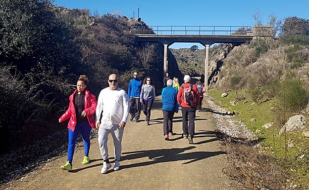 Caminantes durante el primer fin de semana de estreno de la vía verde de Plasencia. 