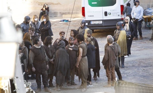 Figurantes en la Plaza de Santa María, durante el rodaje de la primera temporada de 'La casa del dragón'. 
