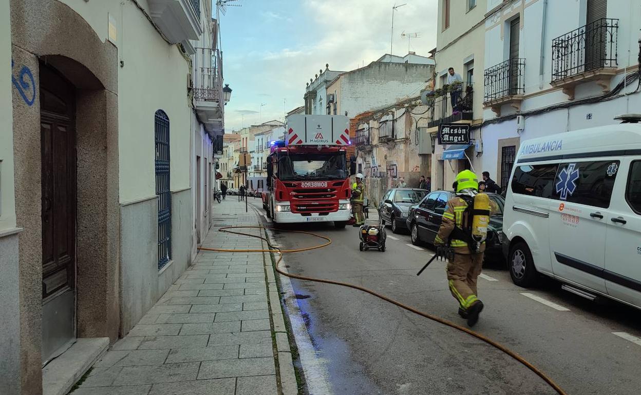 Los bomberos apagaron el incendio en la casa del número 54 de la calle Margallo. 