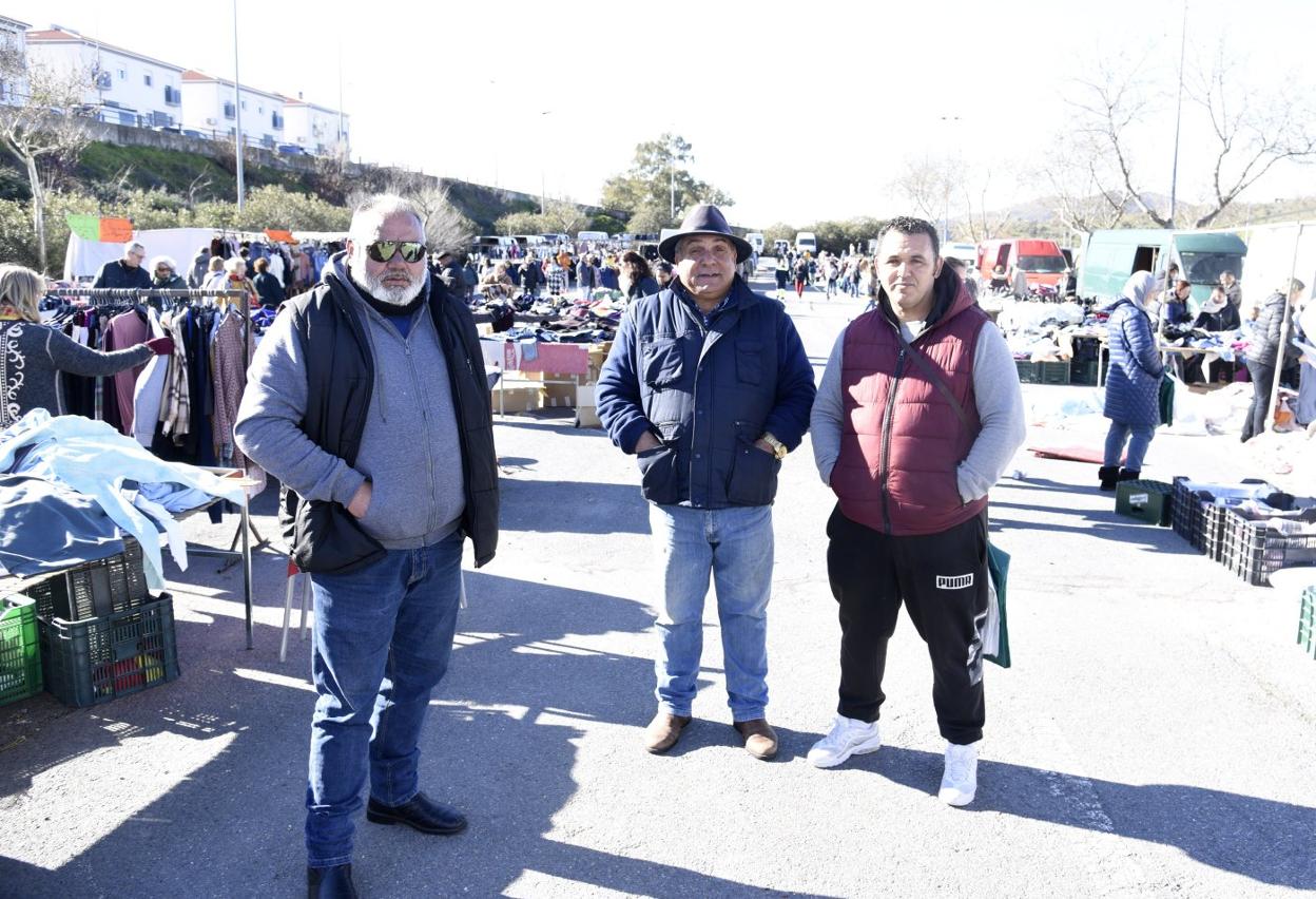 Juan Vázquez, junto a otros vendedores, este martes en el mercadillo del ferial. 