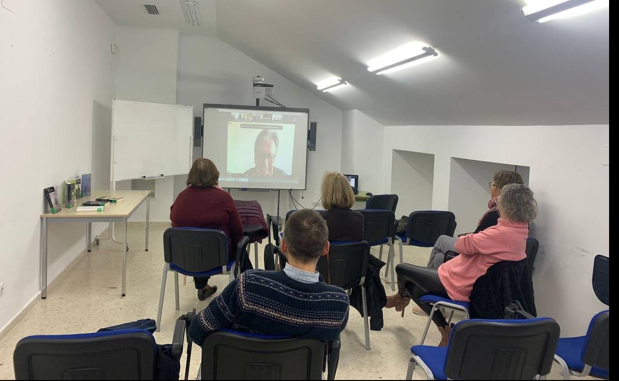Participantes de Calamonte en el encuentro con Luis Landero. 