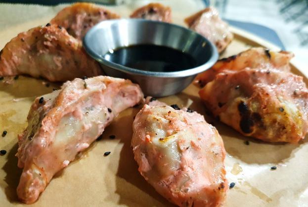 Gyozas de pollo a la barbacoa.