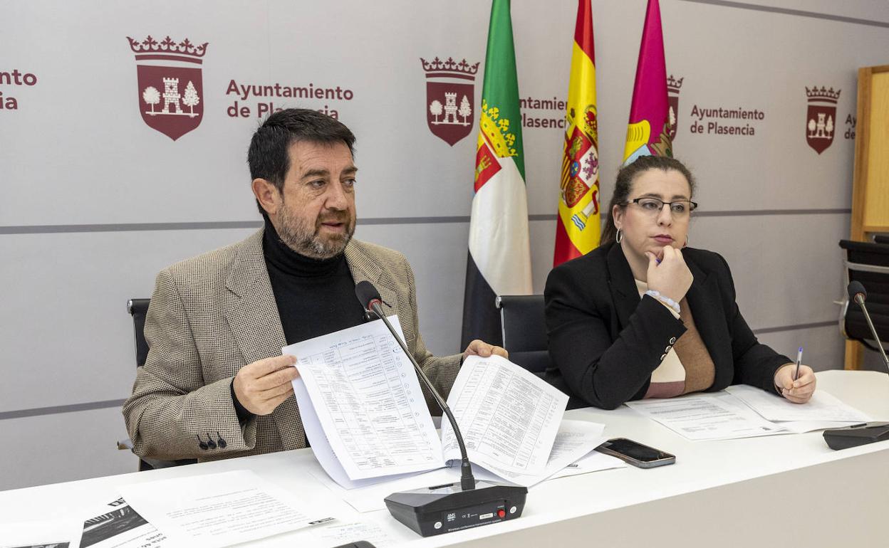 Los concejales socialistas Alfredo Moreno y Cristina Corral, esta mañana en rueda de prensa. 