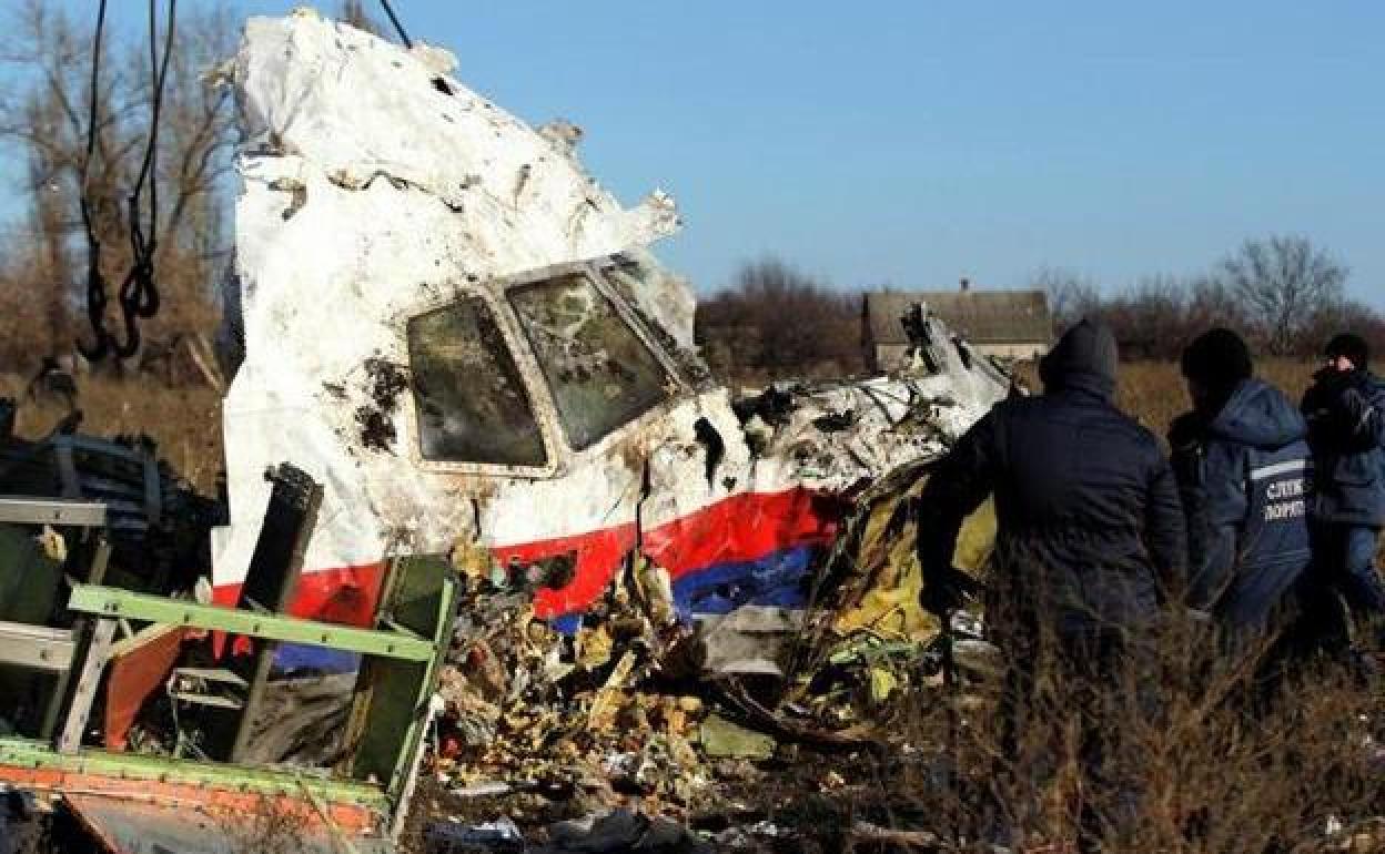 Trabajadores locales transportan restos del fuselaje del avión de Malaysian Airlines, en una imagen de archivo