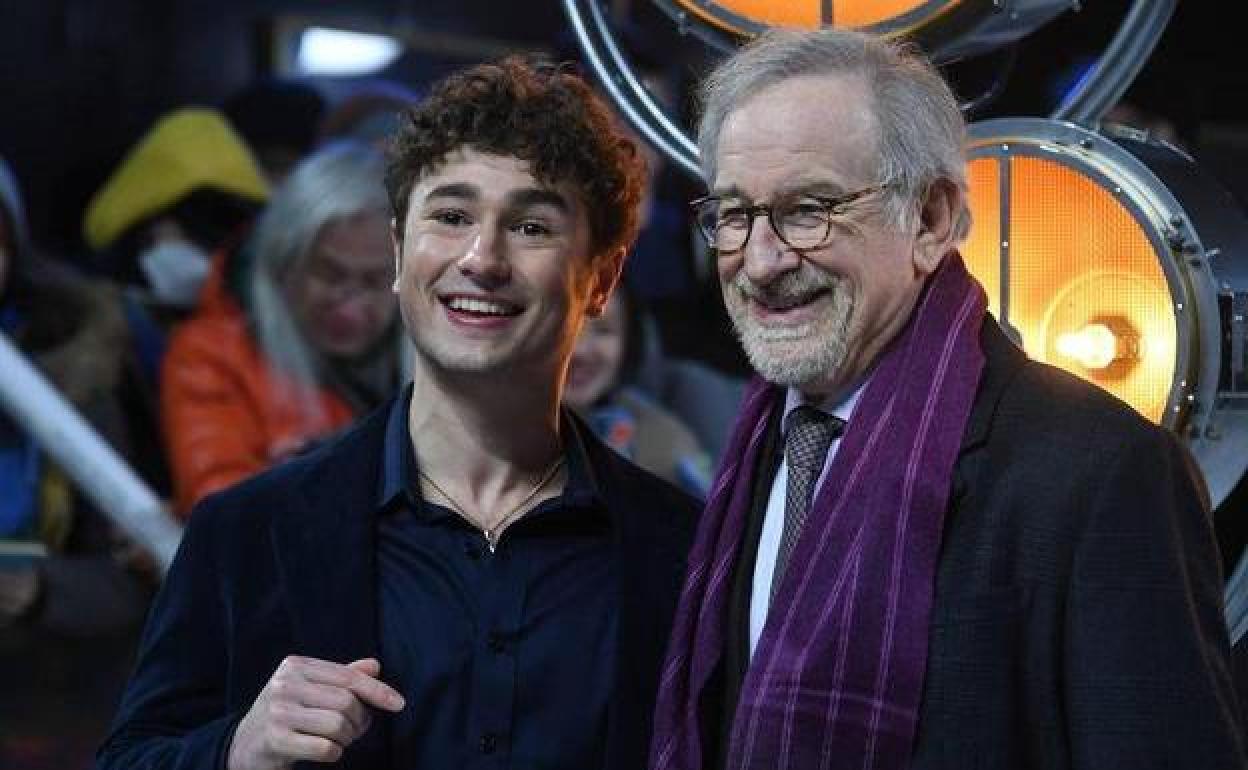 Steven Spielberg junto a su hijo en el estreno de 'Los Fabelman' en el Festival de Toronto en pasado septiembre