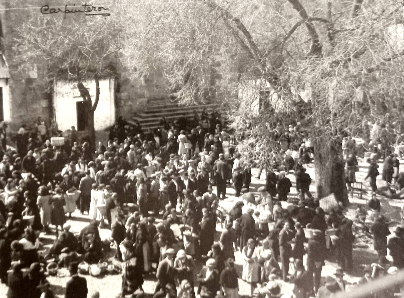 Fotografía tomada en 1930 de un día de mercado en la plaza de Valencia de Alcántara.