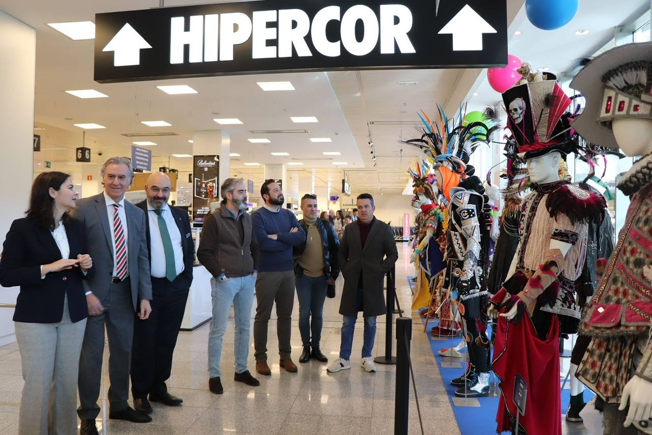 Exposición de trajes de Carnaval en Hipercor de El Faro. 