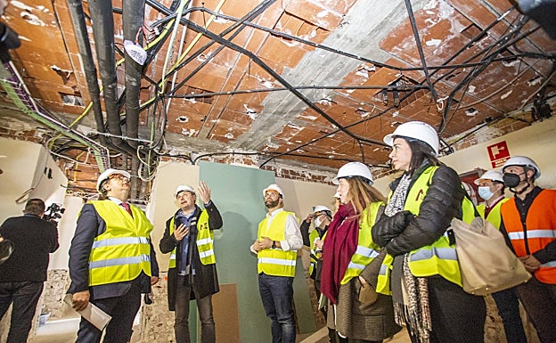 Visita de autoridades y técnicos este viernes a las obras de reforma de la residencia El Cuartillo. 