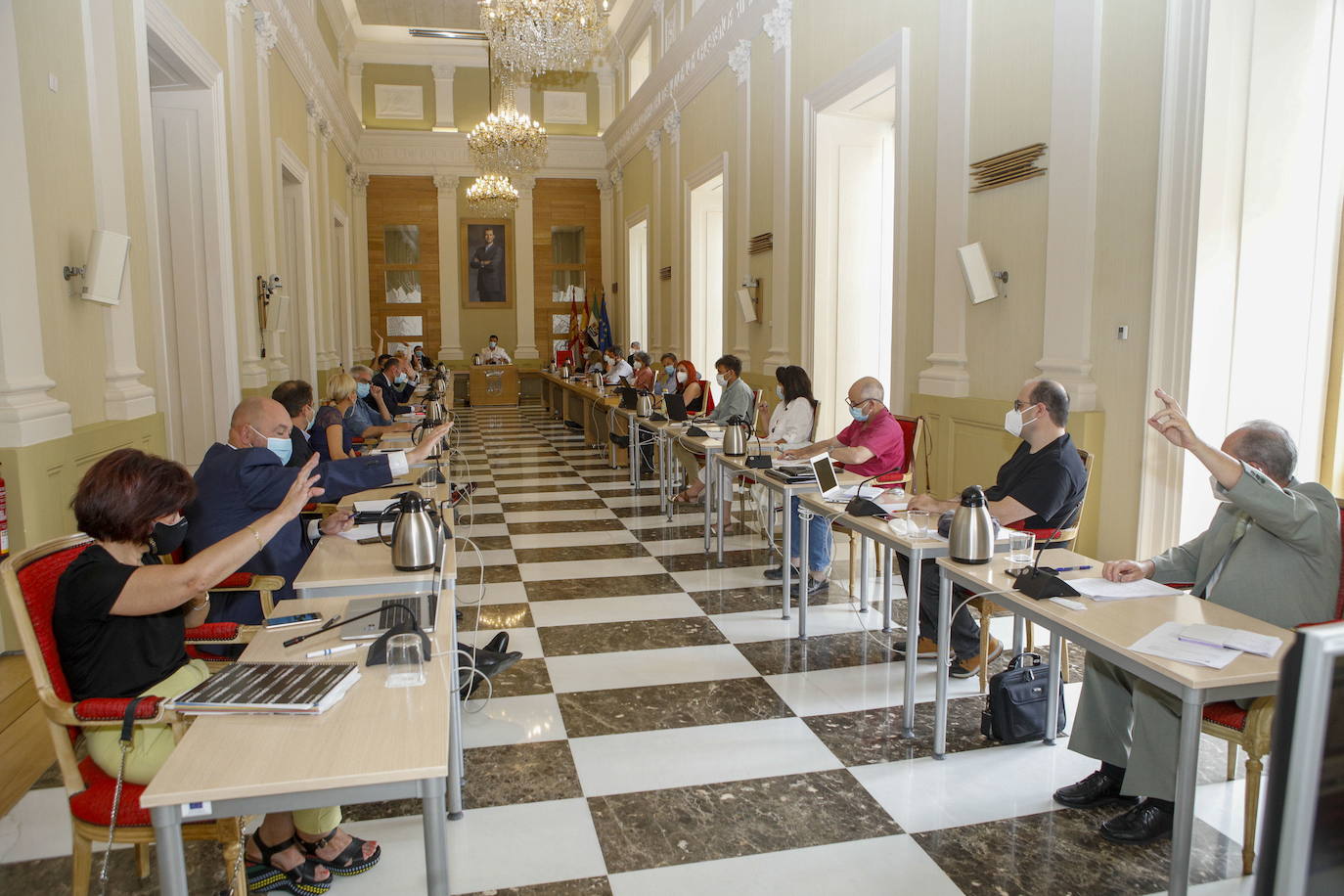 Imagen actual del Salón de Plenos en el que se mantienen las lámparas.