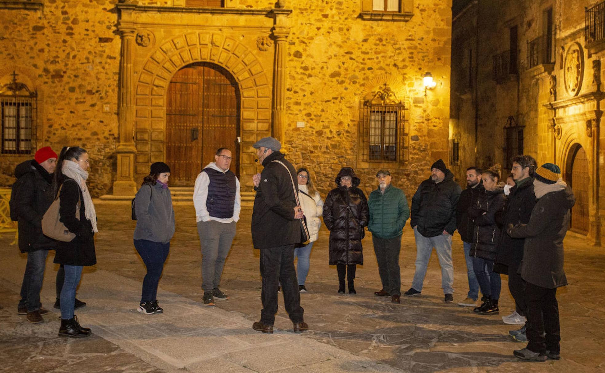 José Luis Hinojal, en el centro, el viernes durante la primera ruta erótica en Santa María. 