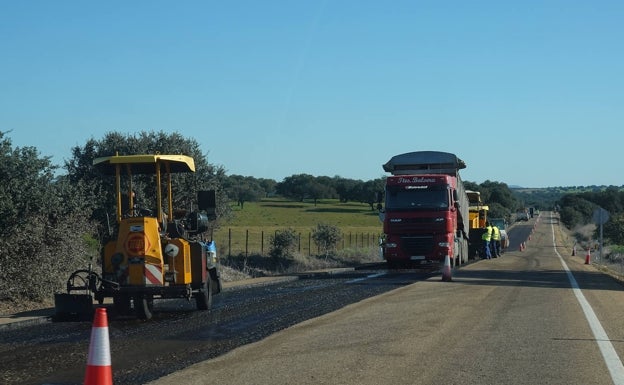 Labores de asfaltado el viernes pasado en la n-523. 