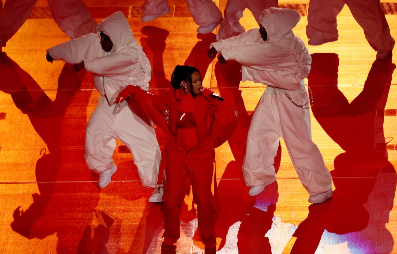 Rihanna actúa durante el descanso de la Super Bowl que midió a los Philadelphia Eagles con los Kansas City Chiefs.