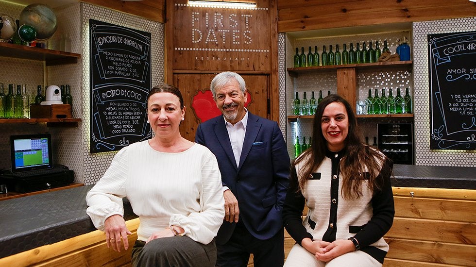 Yolanda Martín, Carlos Sobera y Vanesa Ferreiro posan en la barra de 'First Dates', donde los 'daters' se conocen por primera vez