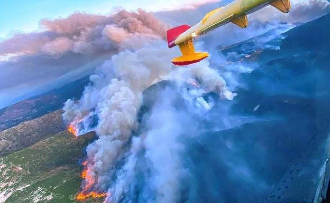 Espectacular imagen de las llamas desde una avioneta / 