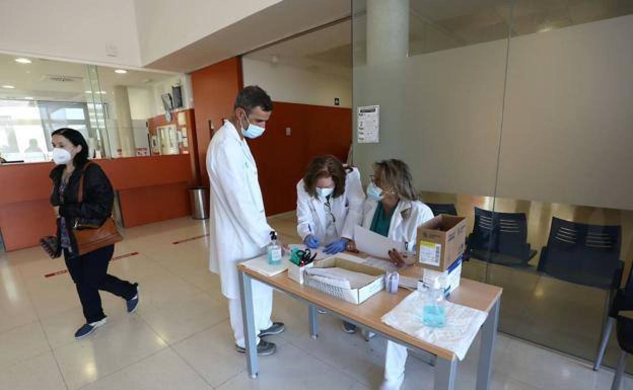 Sanitarios en un centro de salud de Mérida. 